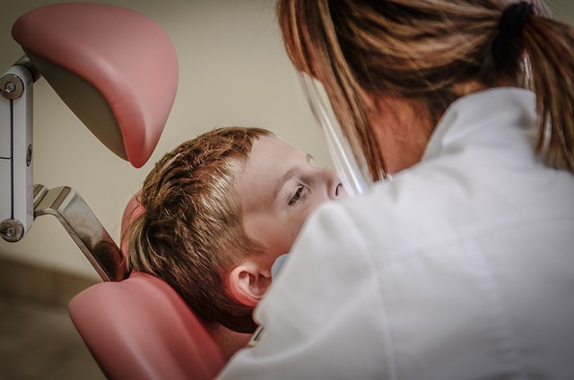 Kiedy iść z dzieckiem na pierwszą wizytę do dentysty?