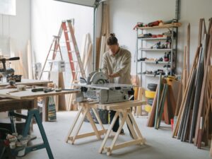 Montaż prowadnic na stole do pilarki tarczowej